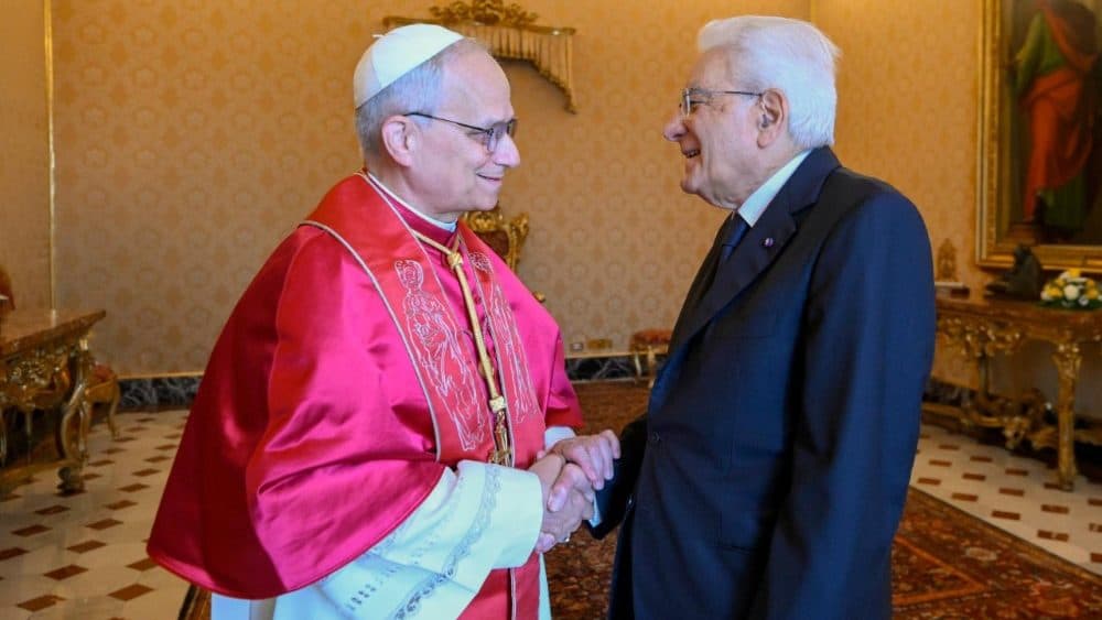 Mattarella fa gli auguri a Papa Leone XIV: «Il suo Magistero richiama alla responsabilità e alla pace»