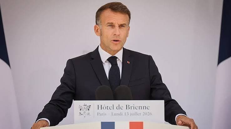 Francia, Macron rilancia il divieto dei social agli under 15: nuova proposta inviata a Bruxelles